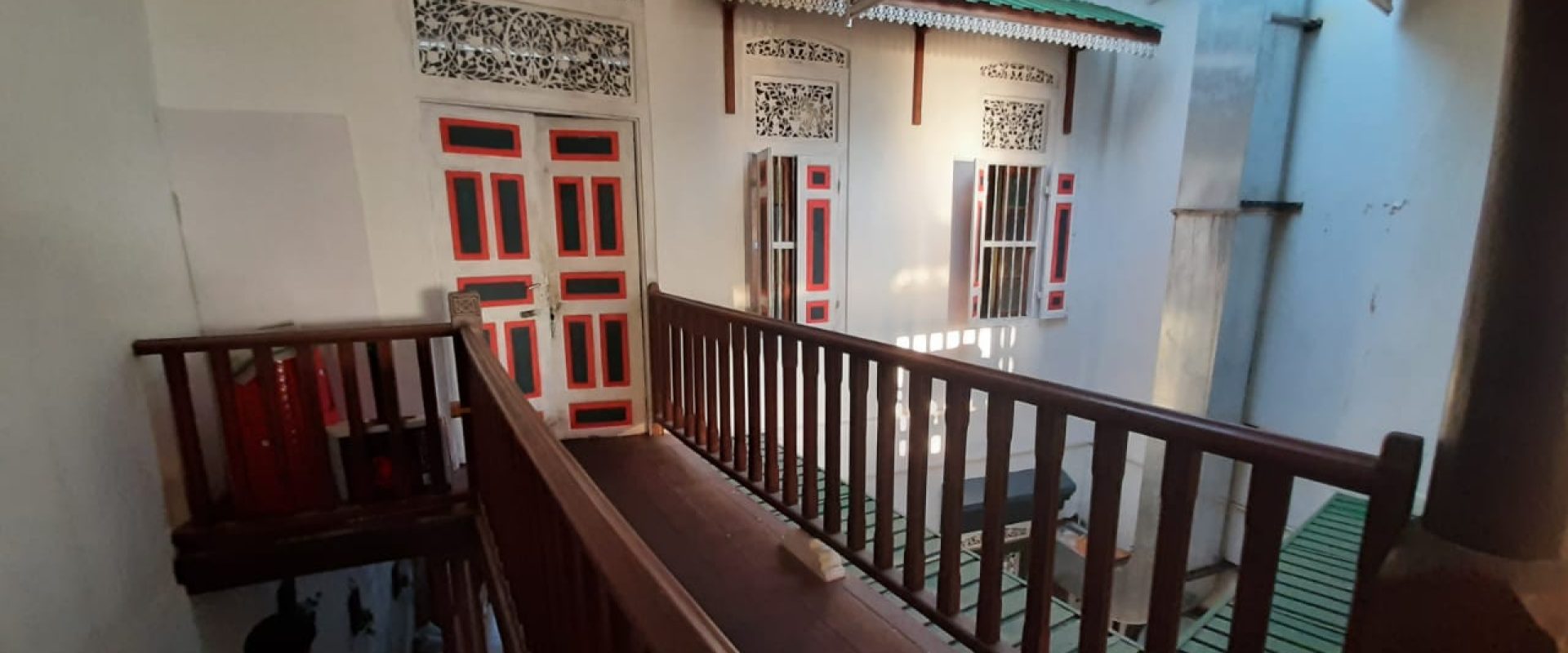 cafe-in-galle-fort-balcony