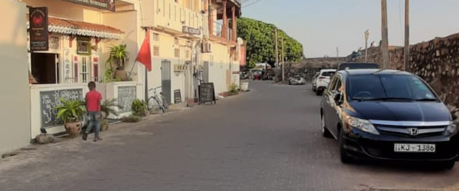 cafe-in-galle-fort-road-view