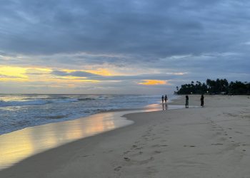 habaraduwa-land-beach-view-to-the-right-srilanka