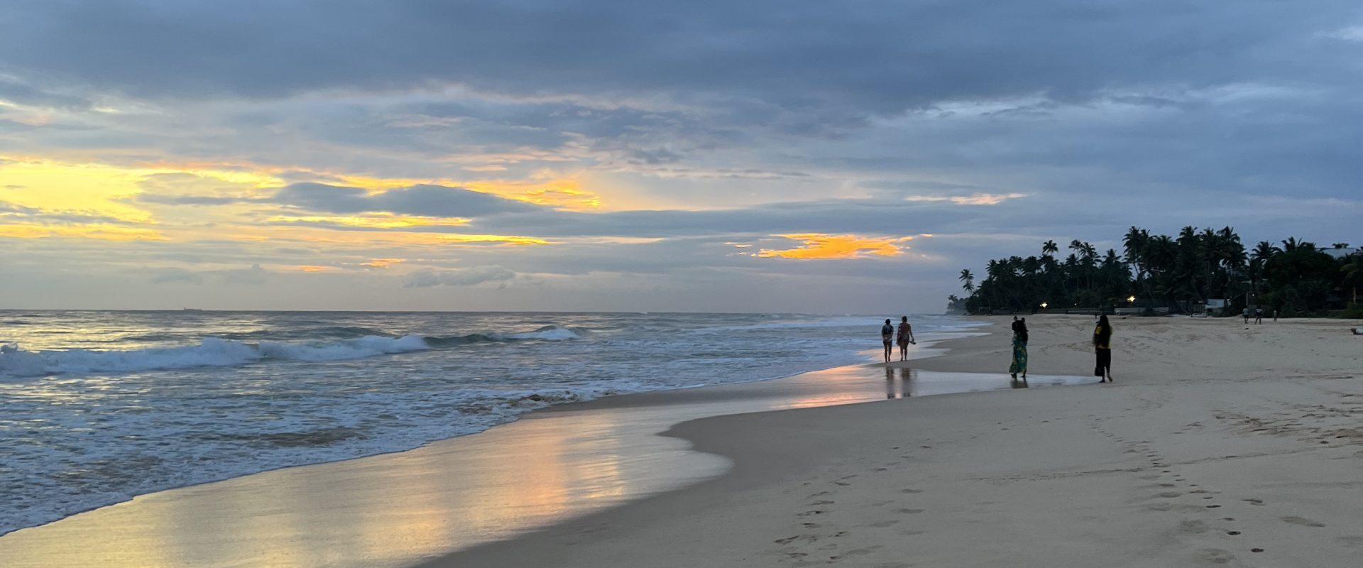 habaraduwa-land-beach-view-to-the-right-srilanka